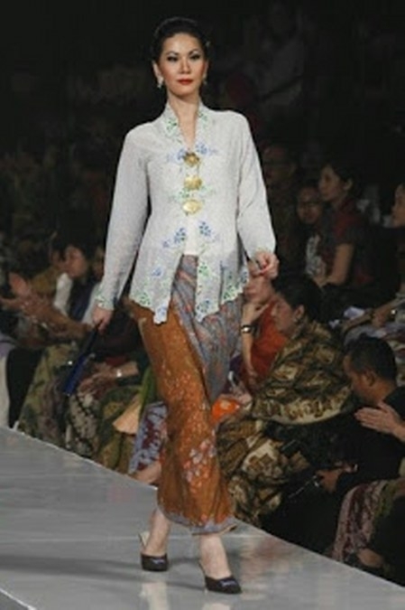 Model Kebaya Kartini Modern dengan Warna Putih
